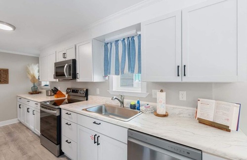 Bid-a-wee Beach Casa | 13900 Millcole Ave - Beachy Bungalow - Sleeps 10