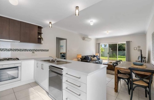 Hayborough Casa | 13A Elliot Ave - SeaViews - Walk to Beach - Bikeway - Wi-Fi