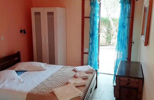 Neromilos Hotel | Apartamentos a 150m. Desde el mar y 2 acres de jardín– (36 a 44 personas, edificio completo)
