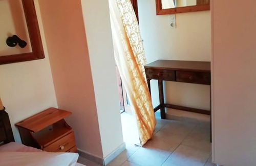 Neromilos Hotel | Apartamentos a 150m. Desde el mar y 2 acres de jardín– (36 a 44 personas, edificio completo)