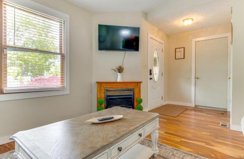 Greenwood Casa | 14 Mi to Dtwn Indy Family Gem with Yard