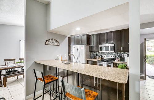 Seffner Community Alliance Cabaña | 14 Mi to Dwtn Tampa Bay: Brandon Home w/ Fire Pit!
