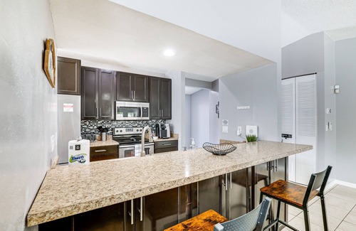 Seffner Community Alliance Cabaña | 14 Mi to Dwtn Tampa Bay: Brandon Home w/ Fire Pit!
