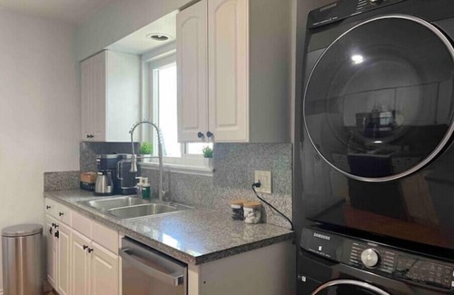 North Central Casa | 14-Min Walk to Rose Bowl-Centrally located-Safe