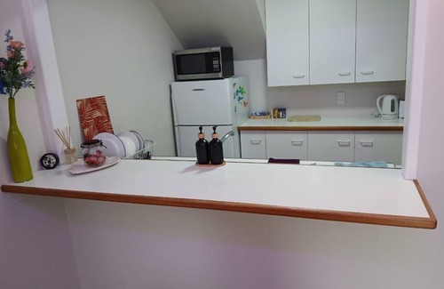 Lower Hutt Casa | 14 Minutes to the ferry! Five bedrooms with a yard, an office room, and more!