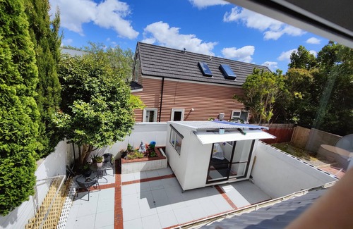 Lower Hutt Casa | 14 Minutes to the ferry! Five bedrooms with a yard, an office room, and more!