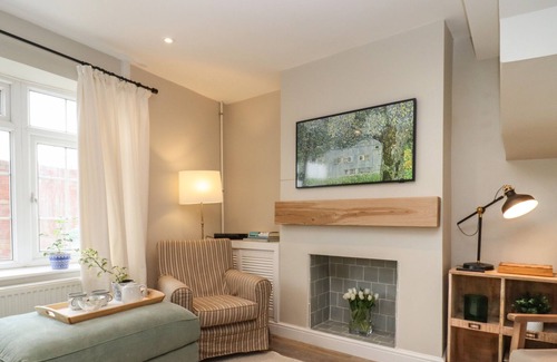 Cheltenham Cabaña | 14 NORTHFIELD PASSAGE, family friendly, with a garden in Cheltenham