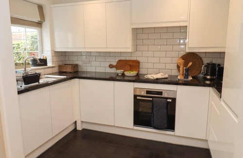 Cheltenham Cabaña | 14 NORTHFIELD PASSAGE, family friendly, with a garden in Cheltenham