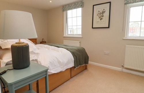 Cheltenham Cabaña | 14 NORTHFIELD PASSAGE, family friendly, with a garden in Cheltenham