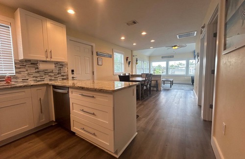 Fort Myers Beach Casa | 140 Primo Waterfront House, Htd Pool, Dock, Walk To Times Square Opcional 3 recámaras