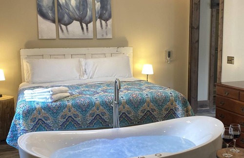Canton Casa | 144 Our apartment in Canton restaurants 20 min Asheville, WiFi, Whirlpool Tub