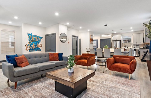 West Seventh Casa | 14guests, gameroom, theatre, sauna in the center of twin cities