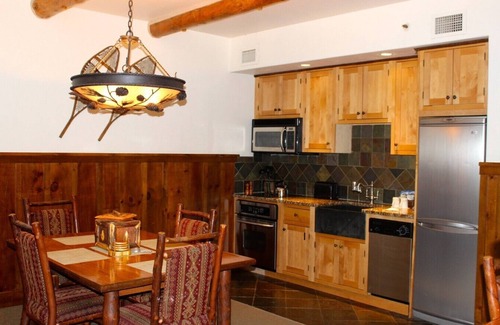 Lake Placid Condominio | 15-45% de descuento: Whiteface Lodge: piscinas, jacuzzis, spa, sala de juegos y teatro.