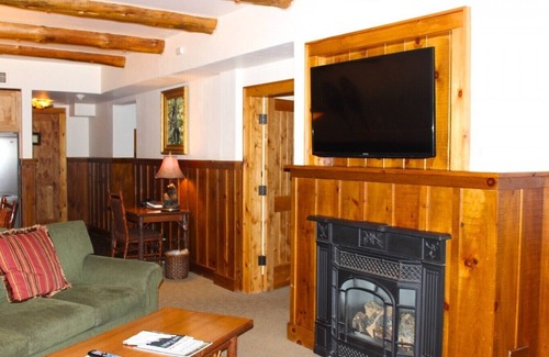 Lake Placid Condominio | 15-45% de descuento: Whiteface Lodge: piscinas, jacuzzis, spa, sala de juegos y teatro.