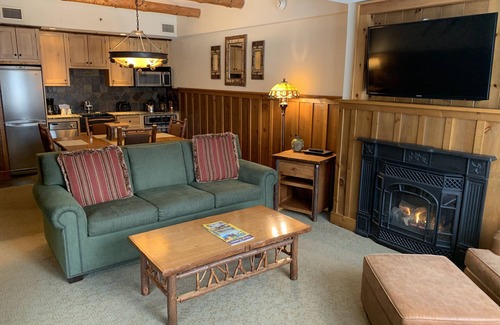 Lake Placid Condominio | 15-45% de descuento: Whiteface Lodge: piscinas, jacuzzis, spa, sala de juegos y teatro.