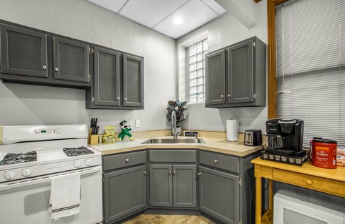 Mishawaka Apartamento | 15 Min from Campus! Large 4BR Perfect for Groups!