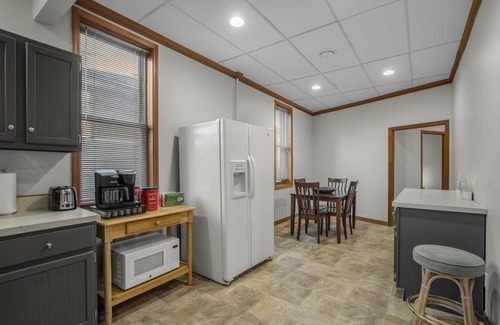 Mishawaka Apartamento | 15 Min from Campus! Large 4BR Perfect for Groups!