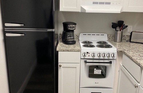 Irving Apartamento | 15 min to AT&T Stadium. Lakeside studio with private yard.