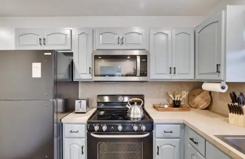 East Stroudsburg Casa | 15 Min to Ski Resorts · Cozy 3 BR · Dog Friendly · Game Area and Fire Pit