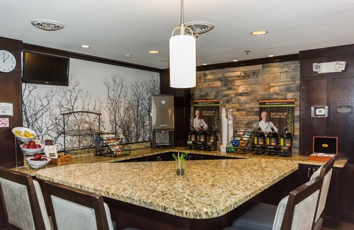 Grand Forks Condominio | 15 minutos a pie de la Universidad de Dakota del Norte. Desayuno gratis. Piscina cubierta y bañera de hidromasaje.