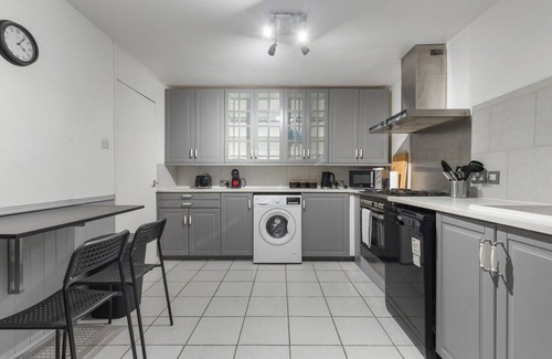 Junction Apartamento | 15 Mins to Central LDN | Spacious Home | Sleeps 8