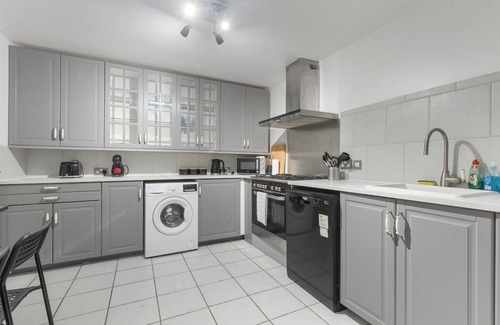 Junction Apartamento | 15 Mins to Central LDN | Spacious Home | Sleeps 8