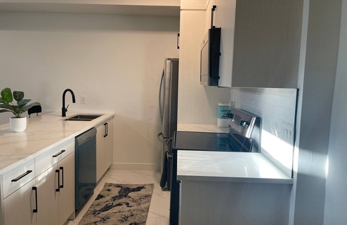 Southeast Calgary Apartamento | 15 mins to Downtown Calgary and 2 mins drive to amenities.