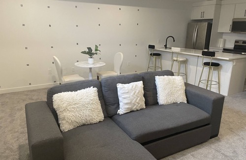 Southeast Calgary Apartamento | 15 mins to Downtown Calgary and 2 mins drive to amenities.
