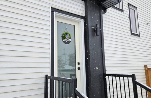 Southeast Calgary Apartamento | 15 mins to Downtown Calgary and 2 mins drive to amenities.