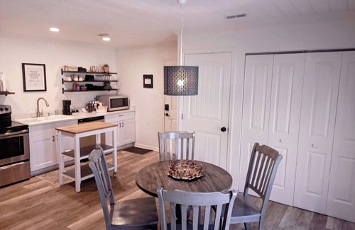 McMurray Cabaña | 15 minutes from the Nashville scene; enjoy our quiet suite for 2 or group of 4!