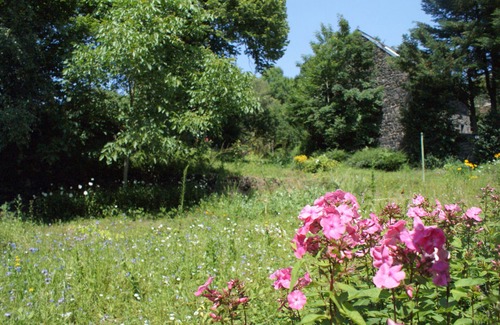 Pontgibaud Casa | 15 minutes from Vulcania, large family house with garden, Gîte Côté Jardin
