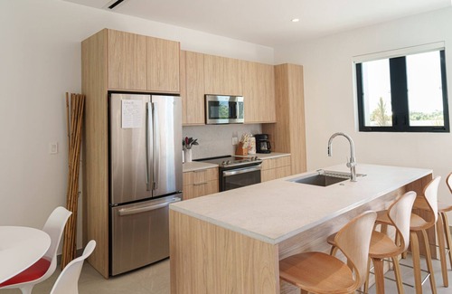 Grace Bay Apartamento | Poolside Condo, Grace Bay Ocean Views! Z102