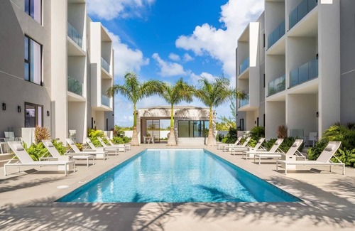Grace Bay Apartamento | Poolside Condo, Grace Bay Ocean Views! Z102