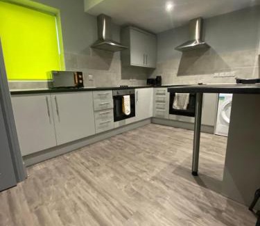 Skegby Casa | 15 on Hill Crescent, 6 en-suite bedrooms, Sleeps 12
