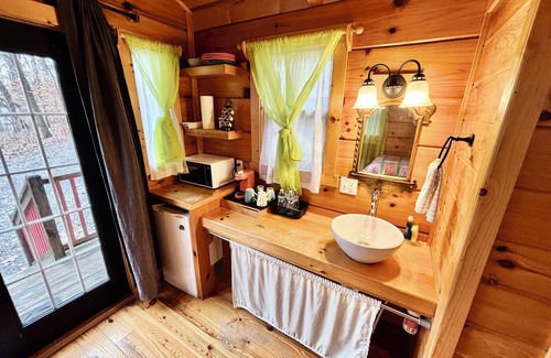 Sevierville Casa | Gypsy Cottage Near the Smokies # 15 Queenie