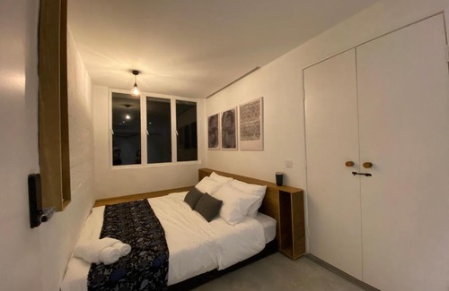 Seri Kembangan Cama Y Desayuno | 1502A by Mushroom Projects