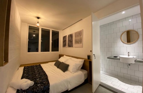 Seri Kembangan Cama Y Desayuno | 1502A by Mushroom Projects