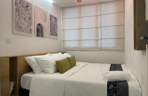 Seri Kembangan Cama Y Desayuno | 1502A by Mushroom Projects