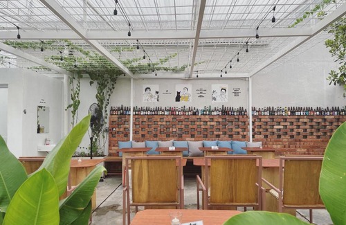 Seri Kembangan Cama Y Desayuno | 1502A by Mushroom Projects