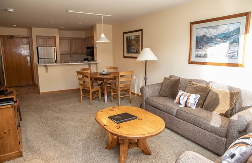 Lakeside Village Condominio | 1538 Lakeshore 1 Bedroom Condo by RedAwning
