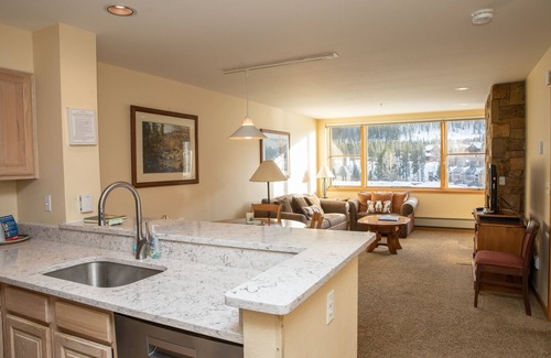 Lakeside Village Condominio | 1538 Lakeshore 1 Bedroom Condo by RedAwning