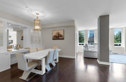Upper Jarvis Apartamento | 1560 sqft Elegant Condo at Downtown Hi-End Shopping & Dining Area - CN Tower View, Bidet, LockBox