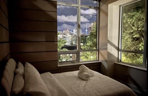 Upper Jarvis Apartamento | 1560 sqft Elegant Condo at Downtown Hi-End Shopping & Dining Area - CN Tower View, Bidet, LockBox