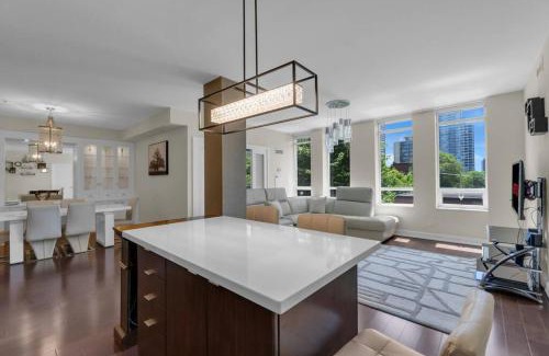 Upper Jarvis Apartamento | 1560 sqft Elegant Condo at Downtown Hi-End Shopping & Dining Area - CN Tower View, Bidet, LockBox