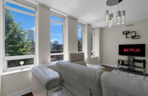 Upper Jarvis Apartamento | 1560 sqft Elegant Condo at Downtown Hi-End Shopping & Dining Area - CN Tower View, Bidet, LockBox