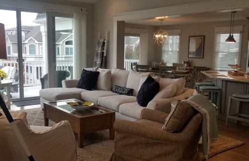 Avalon Casa | 159 26th Street - Spacious home in the heart of Avalon, two blocks to beach.