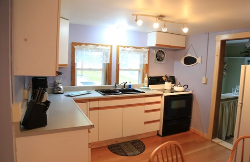 Old Orchard Beach Cabaña | ¡Buena ubicación! Camina hasta la playa / muelle en 5 minutos-Cottage Sleeps 6; 12 w / espalda uni