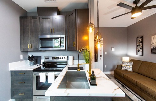 University Heights Apartamento | 15min->Beach*Walk to Cafes*Full Kitchen- W/D