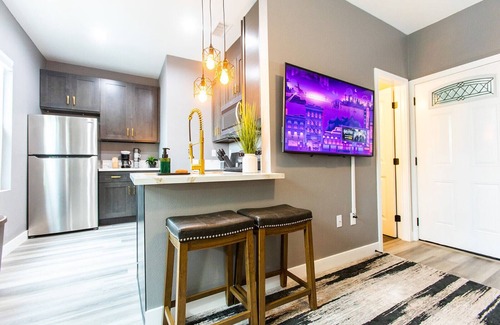 University Heights Apartamento | 15min->Beach*Walk to Cafes*Full Kitchen- W/D