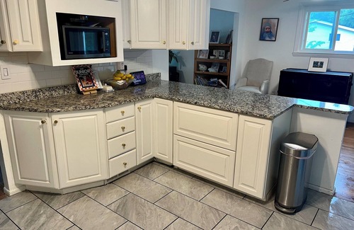 Sharon Cama Y Desayuno | 15min to Gillette! Firepit, Patio, Grill + Smoker, Driver for World Cup Games